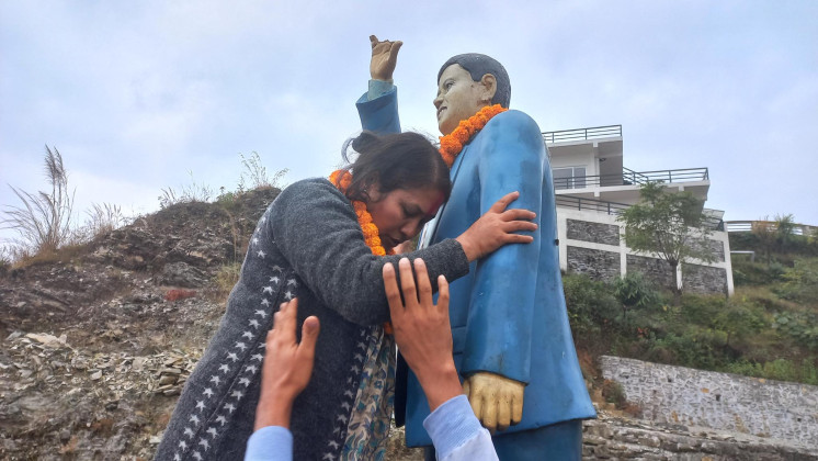 निर्वाचित भएपछि विद्याले गरिन् रविन्द्रको शालिकमा माल्यार्पण 